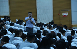 学院召开优秀校友报告会
