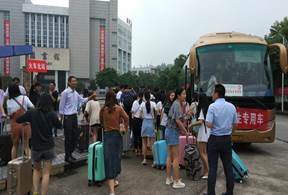 学院组织师生志愿者开展欢送毕业生安全文明离校活动