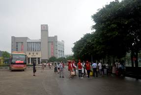 学院组织师生志愿者开展欢送毕业生安全文明离校活动