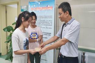 学院看望慰问家庭经济困难学生