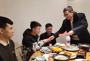 学院领导慰问春节期间留校学生